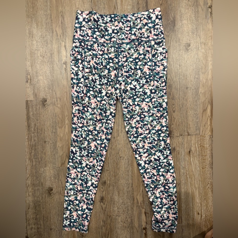 Athleta women’s Multicolor Camouflage Leggings size medium.